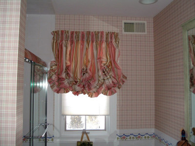 Австрийские шторы в ванной комнате фото в интерьере пример 339