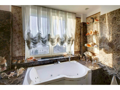 Австрийские шторы в ванной комнате фото в интерьере пример 337