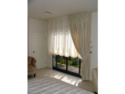 Австрийские шторы в спальне фото в интерьере пример 329