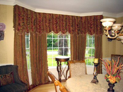 Классические шторы в коттедже и загородном доме фото в интерьере пример 860