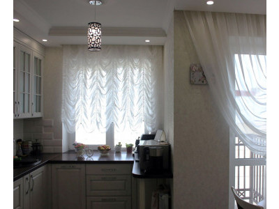 Тюлевые шторы на кухне фото в интерьере пример 754