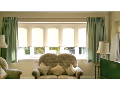 Рулонные шторы в гостиной фото в интерьере пример 617