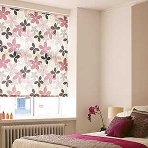 Рулонные шторы в спальне фото в интерьере пример 1556