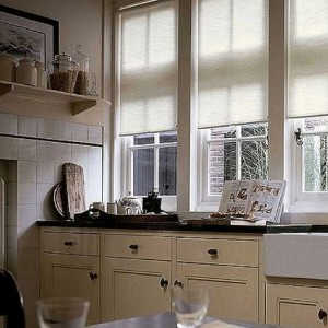 Рулонные шторы на кухне фото в интерьере пример 1574
