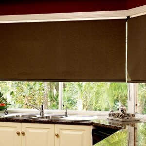 Рулонные шторы на кухне фото в интерьере пример 1604