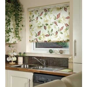 Рулонные шторы на кухне фото в интерьере пример 1405